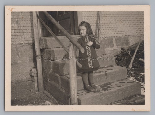 Mädchen auf haustreppe 1941 - mädchen,